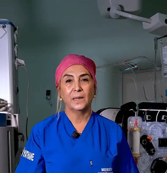 Üniversitemiz sağlık alanındaki teknolojik yatırımlarına bir yenisini daha ekledi. Hastaların ameliyat sırasındaki güvenliğini artırmayı hedefleyen "Yeni Nesil Hücre Kan Kurtarma Cihazı", Türkiye’de ilk kez Üniversitemiz Tıp Fakültesi Hastanesi ameliyathanesinde kullanılmaya başlandı.