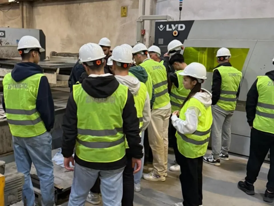 Akyürek Group Teknoloji İçindeki Üretim Süreçlerinin Öğrencilerimiz Tarafından Gözlemlenmesi Esnasında Çektirdiğimiz Fotoğrafımız