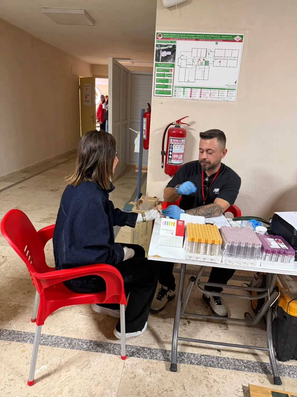 SİLİFKE MYO’DA KAN BAĞIŞI SEFERBERLİĞİ: "BİRBİRİMİZE CANDAN BAĞLIYIZ" KAN BAĞIŞI KAMPANYASI GERÇEKLEŞTİRİLDİ