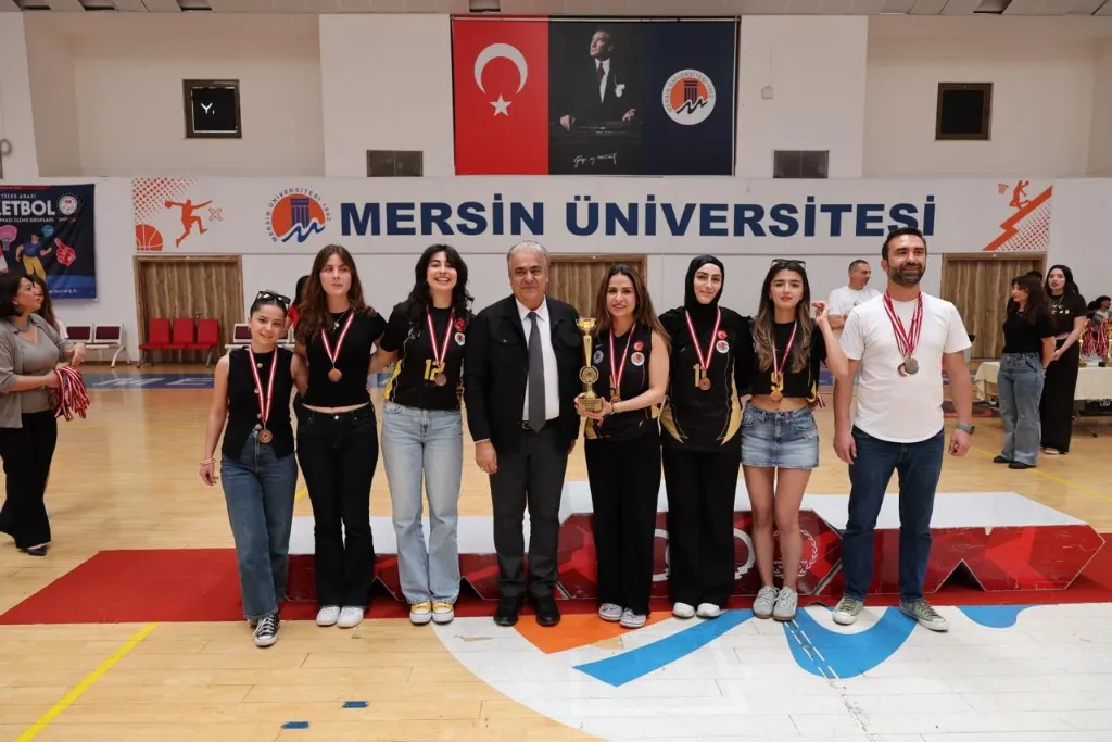 Kupa ve madalyalarıyla kadın takımımız