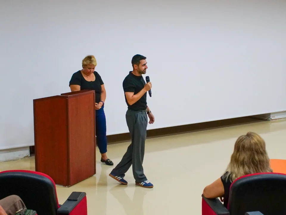 MEÜ İletişim Fakültesi 1. sınıf öğrencileri için tanışma toplantısı düzenlendi. Akademik yapı ve süreçler tanıtıldı.