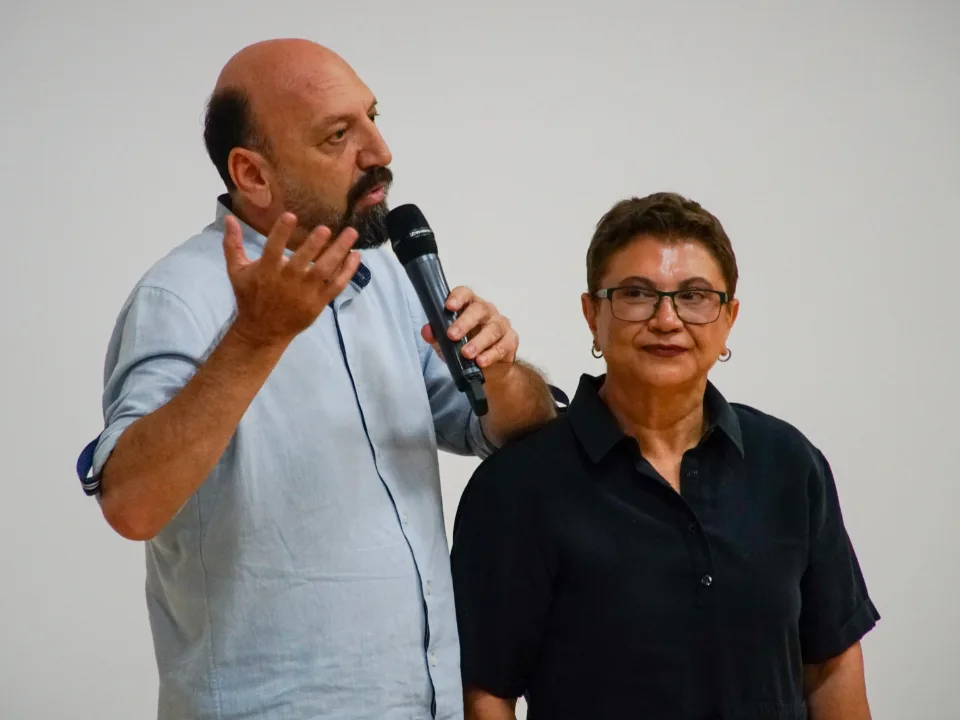 MEÜ İletişim Fakültesi 1. sınıf öğrencileri için tanışma toplantısı düzenlendi. Akademik yapı ve süreçler tanıtıldı.