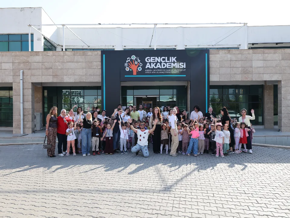 Üniversitemiz Gençlik Akademisi’nde Oyunlu Şarkılar Çocuk Konseri Düzenlendi
