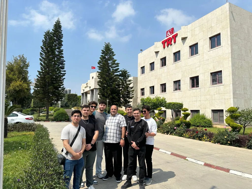 TRT Çukurova Bölge Müdürlüğü'nde Öğrencilerimizle Beraber Çektirdiğimiz Fotoğraflarımız, 4/5