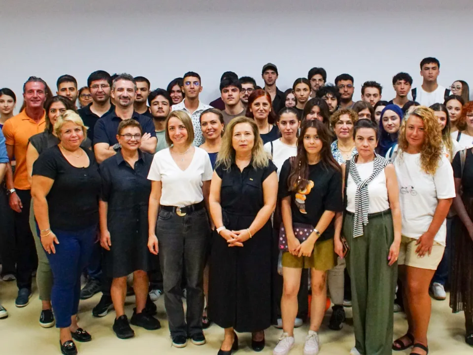 MEÜ İletişim Fakültesi 1. sınıf öğrencileri için tanışma toplantısı düzenlendi. Akademik yapı ve süreçler tanıtıldı.