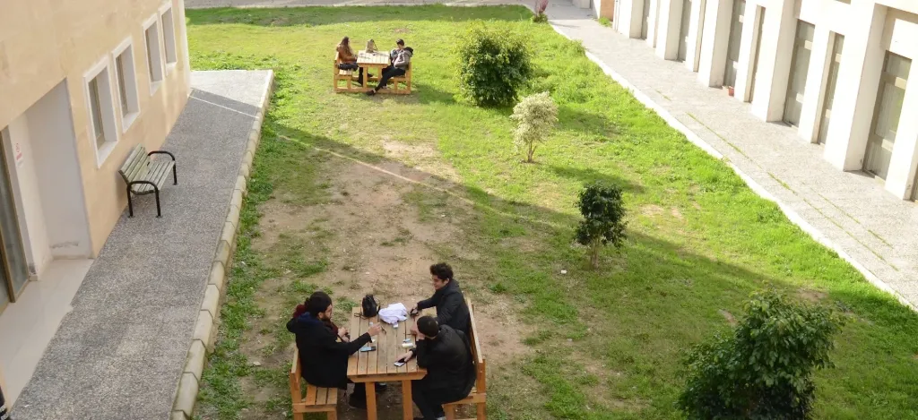 Yerleşkede bahçe ve sosyal alan