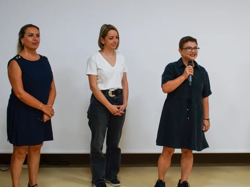 MEÜ İletişim Fakültesi 1. sınıf öğrencileri için tanışma toplantısı düzenlendi. Akademik yapı ve süreçler tanıtıldı.