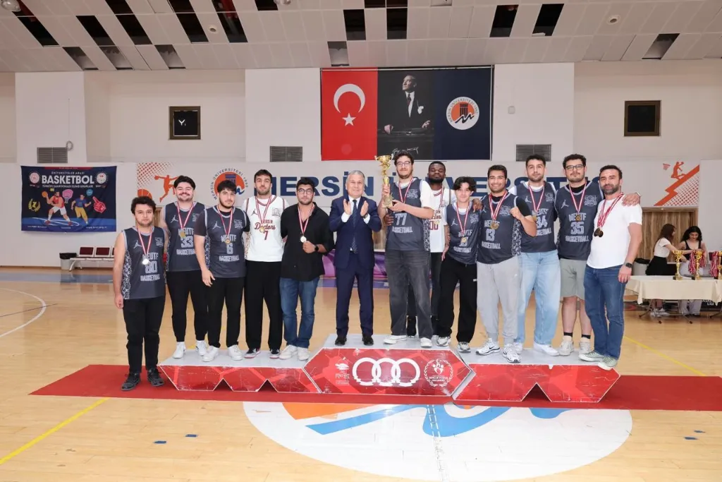 Kupa ve madalyalarıyla basketbol takımımız