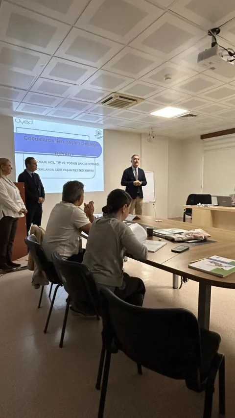ÇİYAD Kursu açılışında perdede kurs sunumu, konuşmacı ve katılımcılar