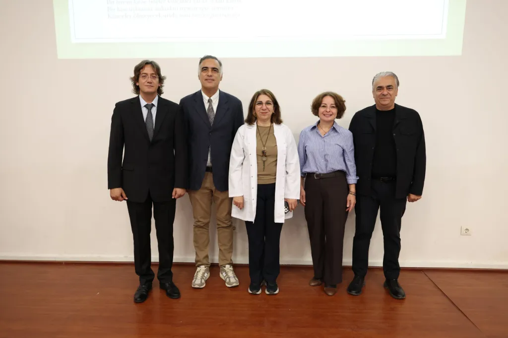 Sahnede yan yana duran beş öğretim üyesi