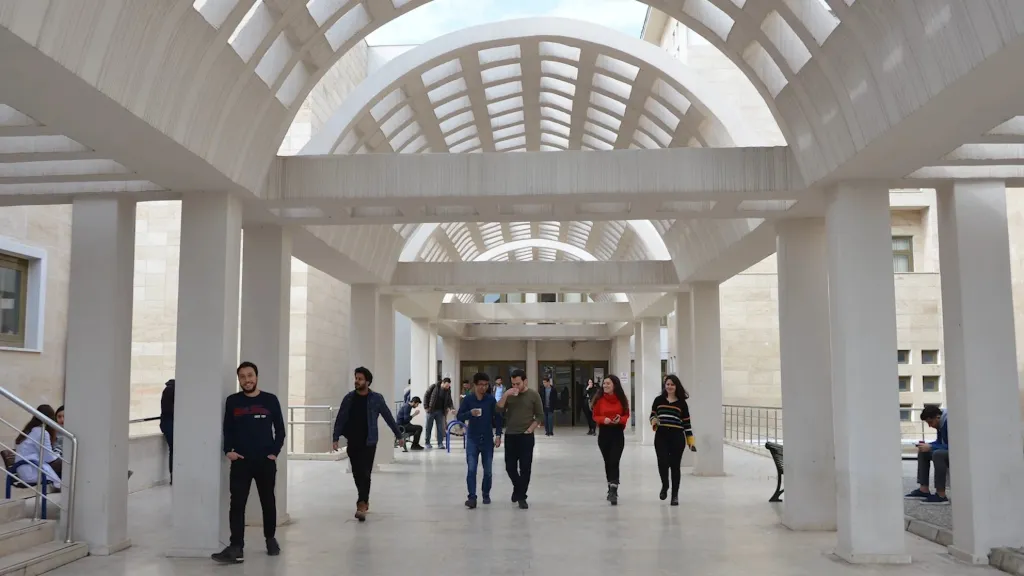 Yerleşkede kapalı geçit