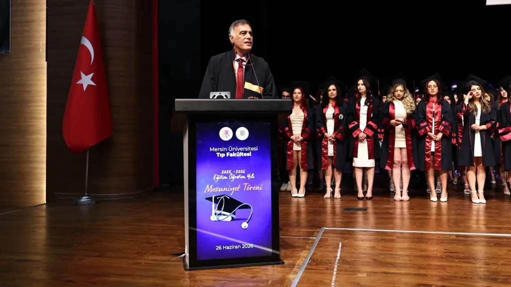 Dekanımız Prof. Dr. Murat Ünal, 2025-2026 eğitim-öğretim yılı mezuniyet töreninde konuşurken (26 Haziran 2026)