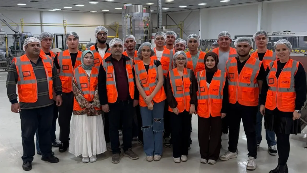 Öğrencilerimizle Birlikte Aves Grup Mersin Fabrikası İçerisinde Çektirdiğimiz Fotoğraf