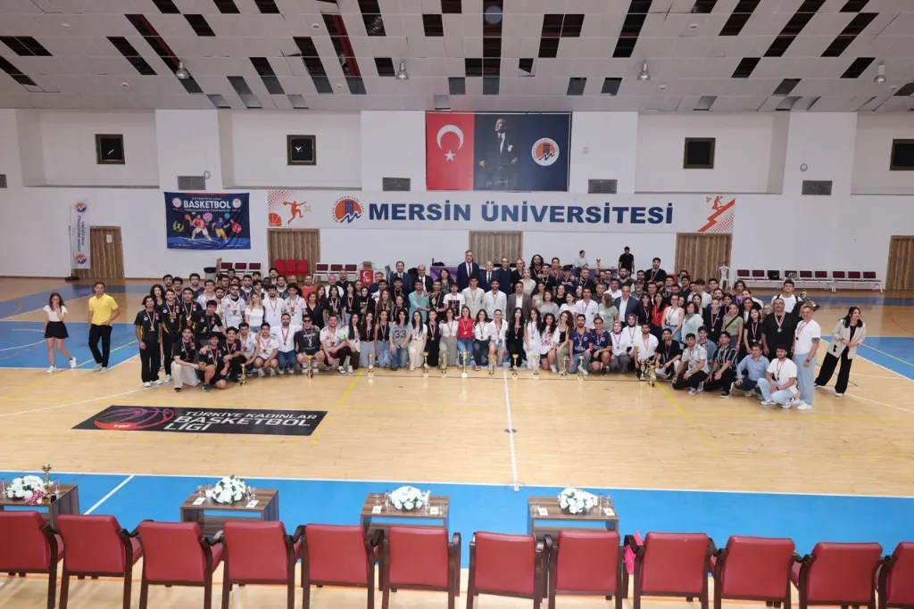 Kupa ve madalya töreninden toplu fotoğraf