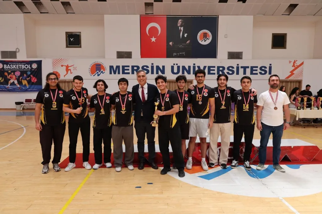 Kupa ve madalyalarıyla erkek takımımız