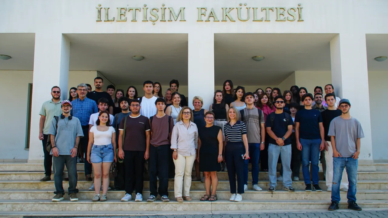 23 Eylül 2026 Çarşamba: Oryantasyon Haftası – Fakülte Önünde 1. Sınıf Öğrencileri ve Öğretim Elemanları İle Fotoğraf Çekimi
