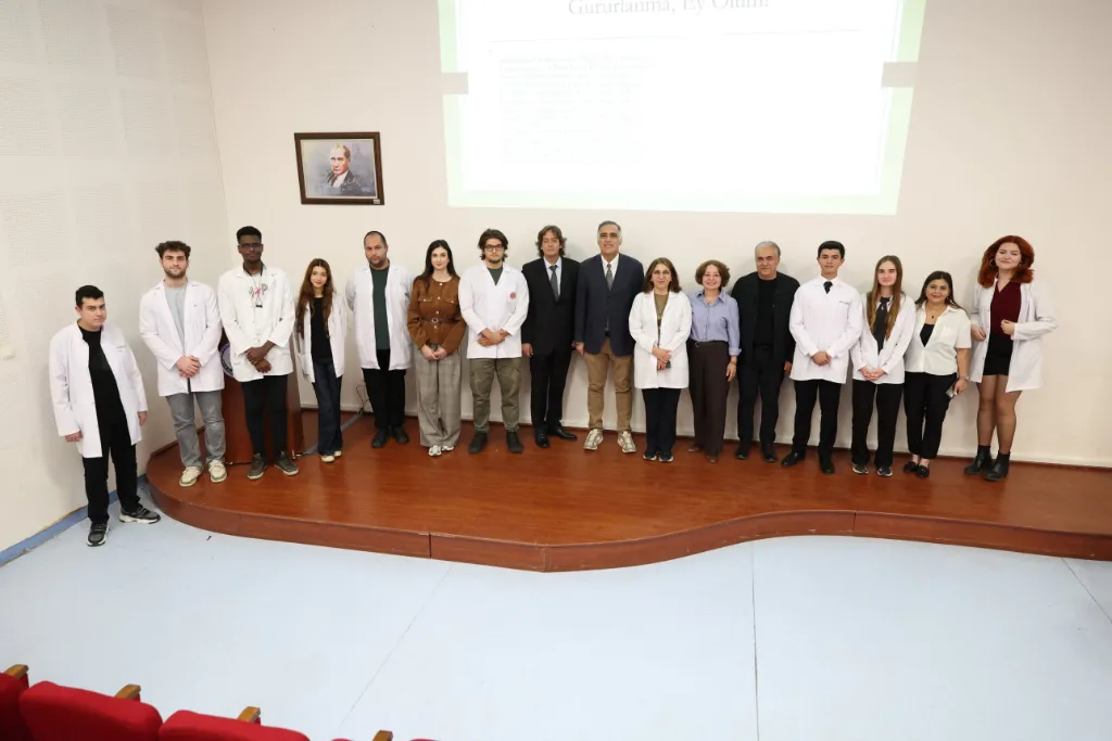 Sahnede öğrenciler ve öğretim üyeleriyle toplu fotoğraf