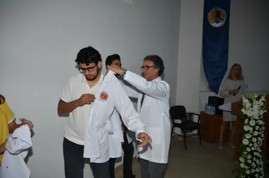 Beyaz önlük giyme töreni