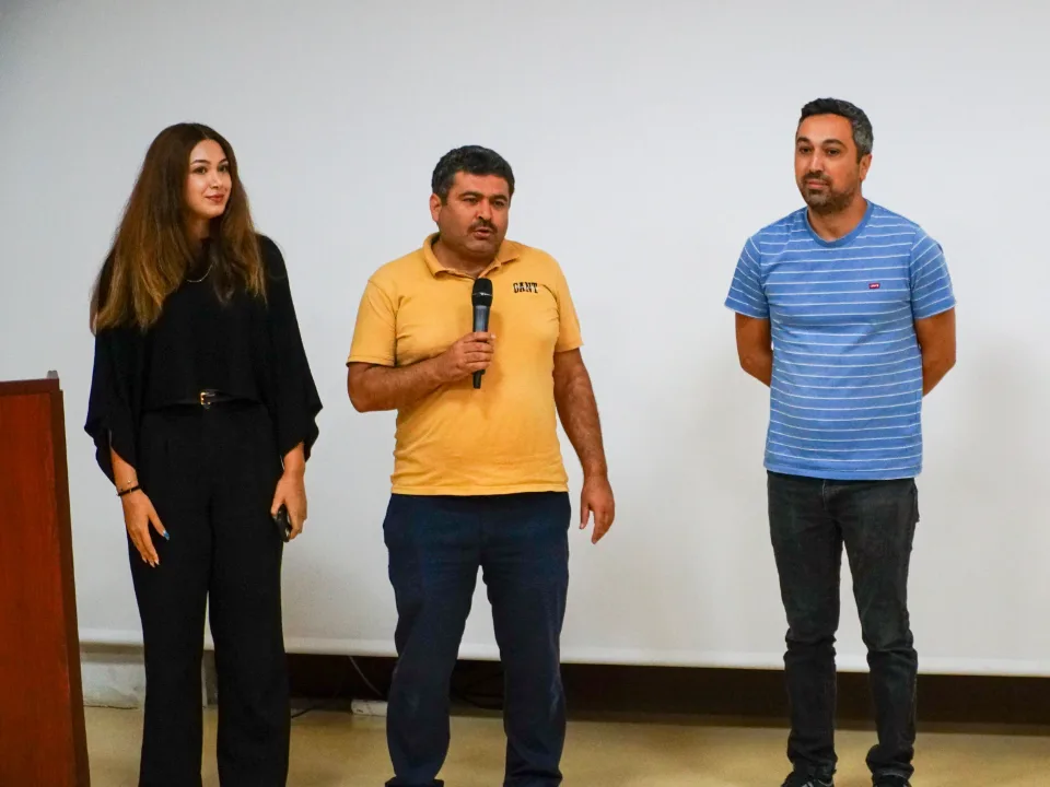 MEÜ İletişim Fakültesi 1. sınıf öğrencileri için tanışma toplantısı düzenlendi. Akademik yapı ve süreçler tanıtıldı.