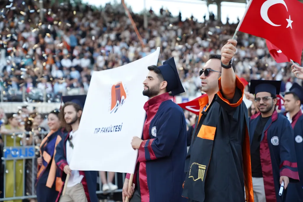 Tıp Fakültesi bayrağı ve mezunlarımız