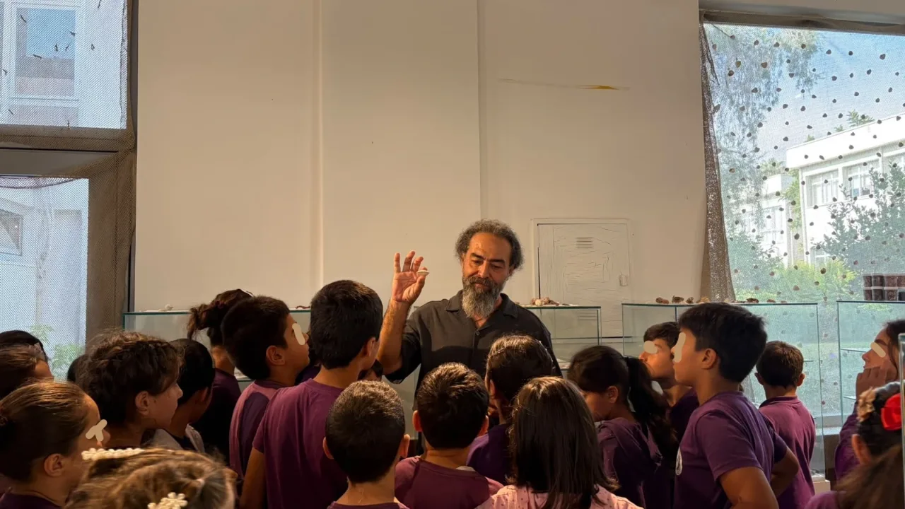 Prof.Dr.Deniz AYAS öğrencilere müzemizi anlatıyor