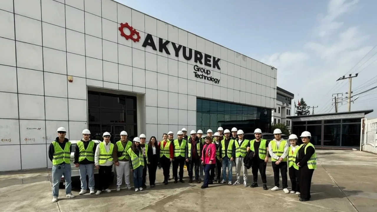 Akyürek Group Teknoloji Firması Önünde Çektirmiş Olduğumuz Fotoğrafımız