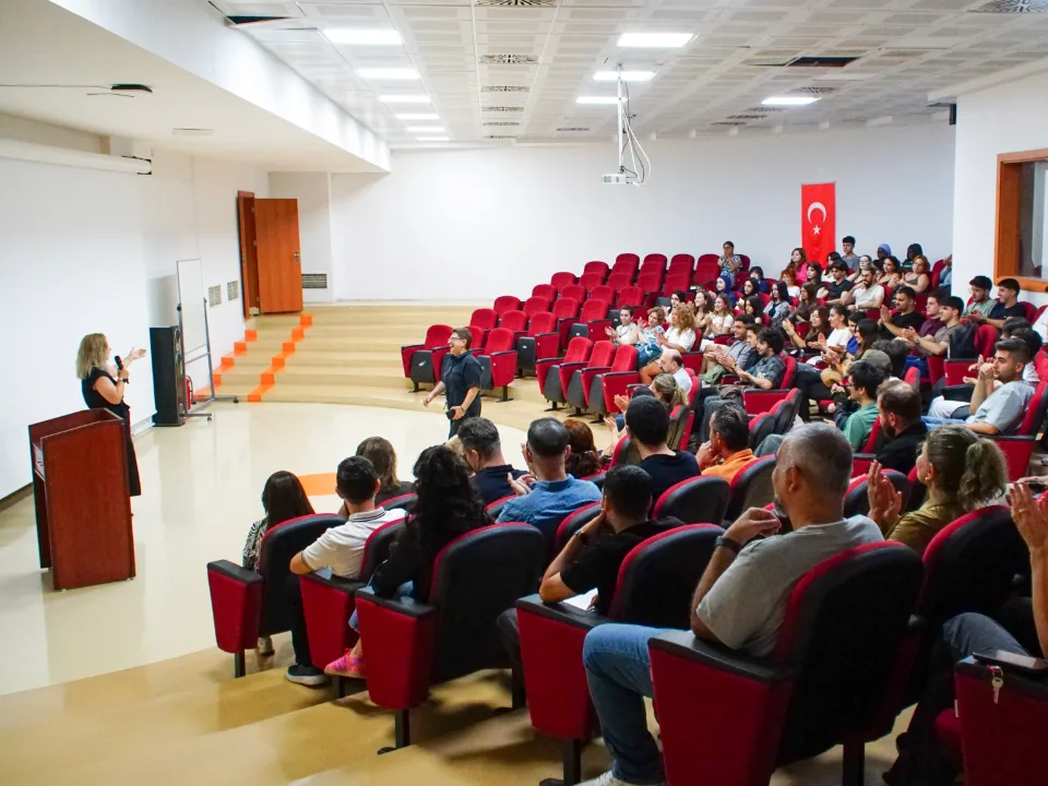 MEÜ İletişim Fakültesi 1. sınıf öğrencileri için tanışma toplantısı düzenlendi. Akademik yapı ve süreçler tanıtıldı.