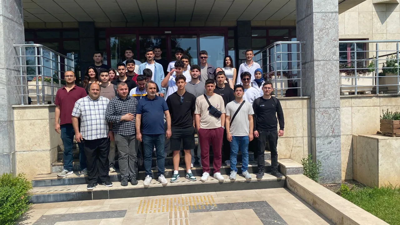 TRT Çukurova Müdürlüğü Önünde Hatıra Fotoğrafı Çektirdik