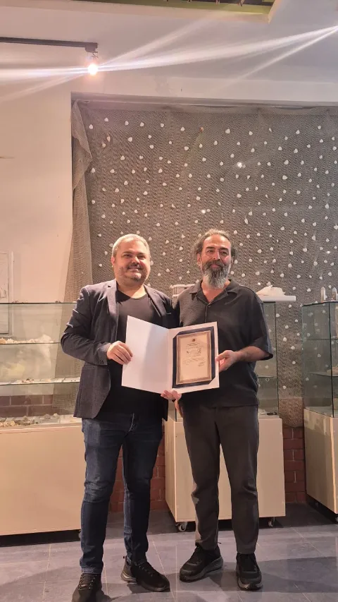 Debim müdürü konuğa teşekkür belgesi takdim etti.