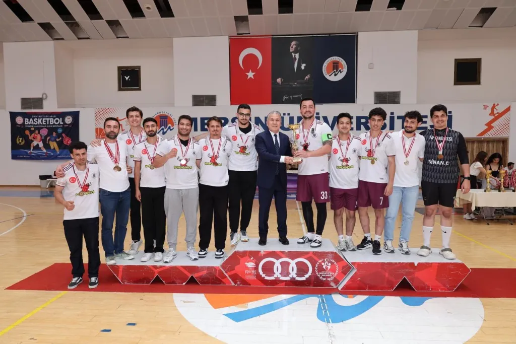 Kupa ve madalyalarıyla erkek takımımız