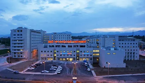Mersin Üniversitesi Hastanesi binasının akşam saatlerinde dış görünümü, Çiftlikköy Kampüsü