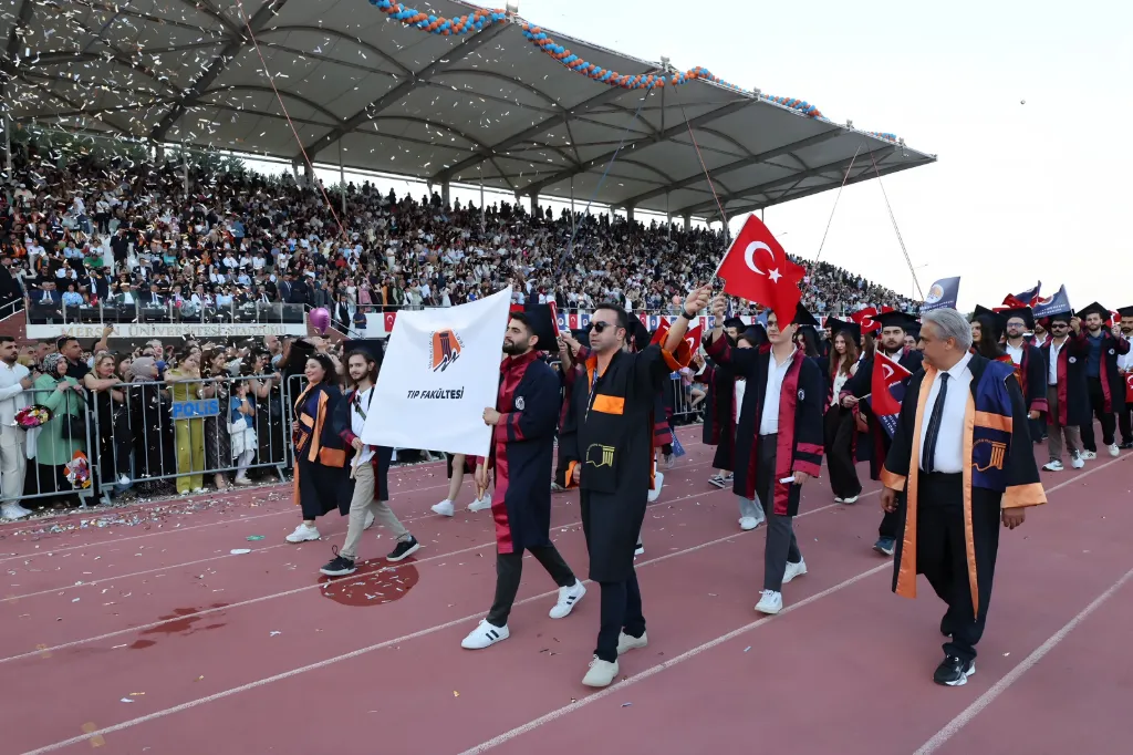 Mersin Üniversitesi Stadyumu'nda Tıp Fakültesi kortejı
