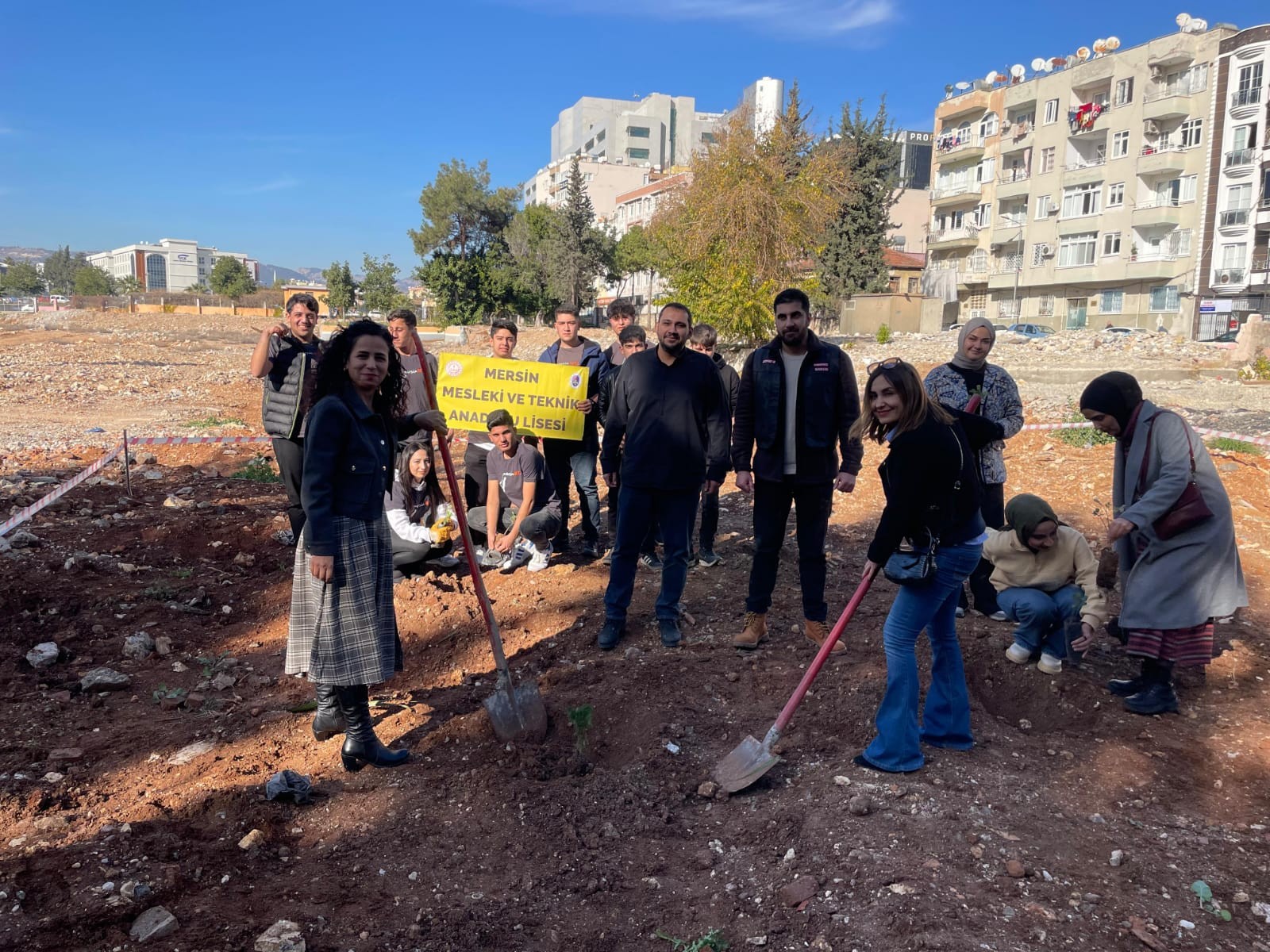 Engelsiz Yaşam Birimi olarak Engelsiz Kamp&uuml;s Topluluğu ve Mersin Mesleki ve Teknik Anadolu Lisesi İşbirliği ile Fidan Dikimi Etkinliği D&uuml;zenlendi